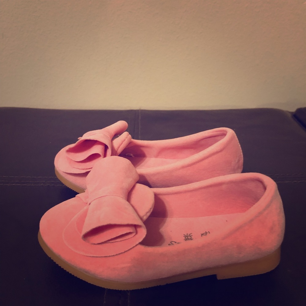 New without tags girls suede pink shoes.